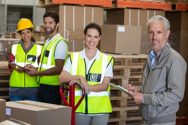 Gerente de almacén y trabajadores que preparan el envío — Foto de Stock