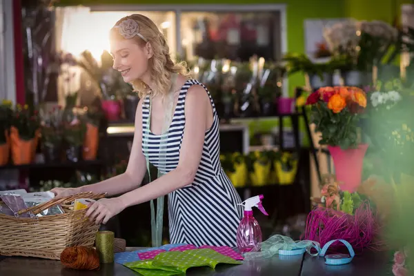 Floristería femenina preparando ramo de flores —  Fotos de Stock