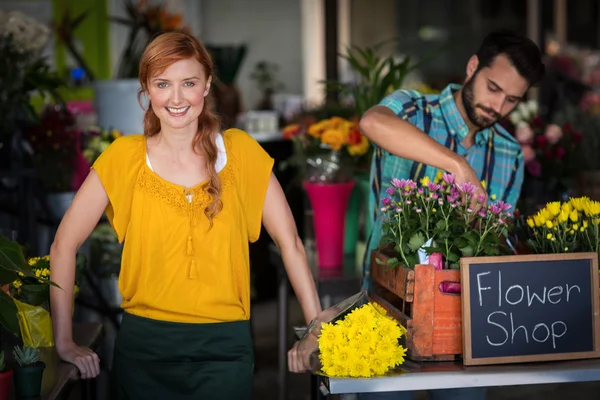 Blumenhändler arrangiert Blumenstrauß — Stockfoto