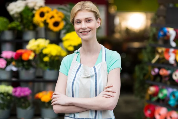 Bloemist glimlachend in winkel — Stockfoto