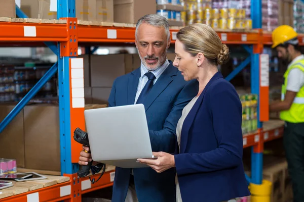 Administrador de almacén y cliente utilizando el ordenador portátil — Foto de Stock