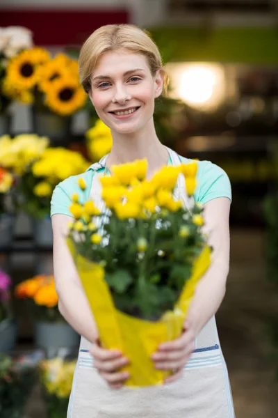 Blumenhändlerin mit Blumenstrauß — Stockfoto