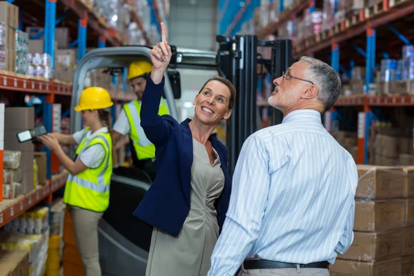 Warehouse manager and client interacting — Stock Photo, Image