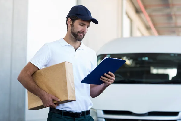 Delivery man holding parcel — Stock Photo, Image