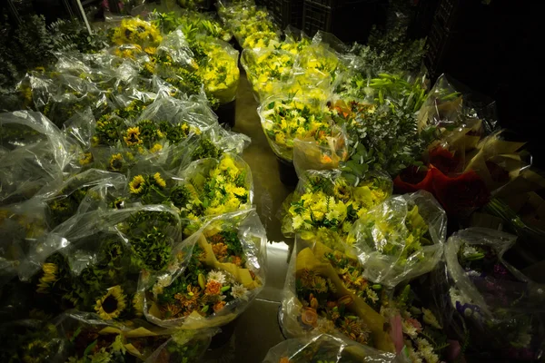 Flowers bouquet in florist shop — Stock Photo, Image