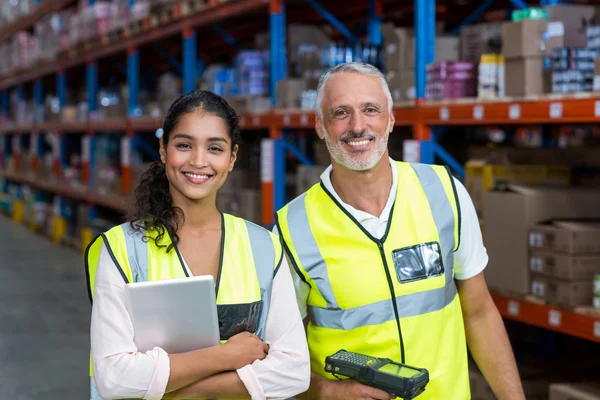 Warehouse workers standing with tablet and scanner — Stockfoto