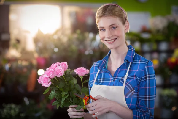 Floristería preparando ramo de flores —  Fotos de Stock