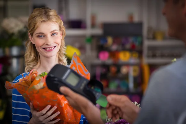 Mulher fazendo pagamento com cartão de crédito — Fotografia de Stock