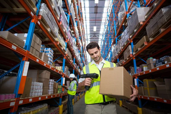 Warehouse worker using scanner — Stock Photo, Image