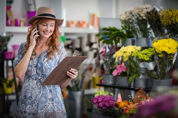 Femmina fiorista prendere ordine al telefono — Foto Stock