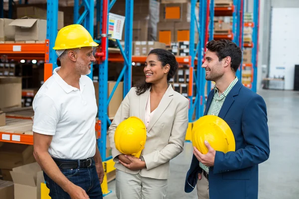 Warehouse managers and worker standing together — Stockfoto