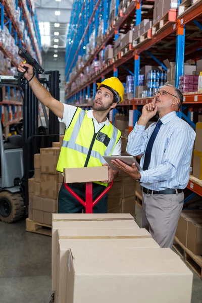 Magazijnbeheerder interactie met mannelijke werknemer — Stockfoto