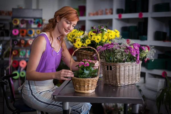 Blomsterhandler som tilbereder kurv med blomster – stockfoto