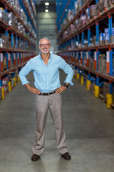 Gérant d'entrepôt debout avec les mains sur la hanche — Photo