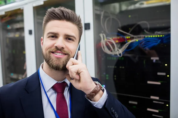 Técnico hablando por teléfono móvil — Foto de Stock