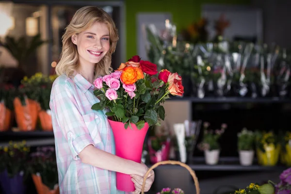 Femme fleuriste tenant vase avec des fleurs — Photo