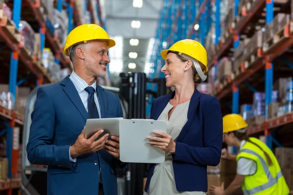 Magazijnbeheerder en client interactie — Stockfoto