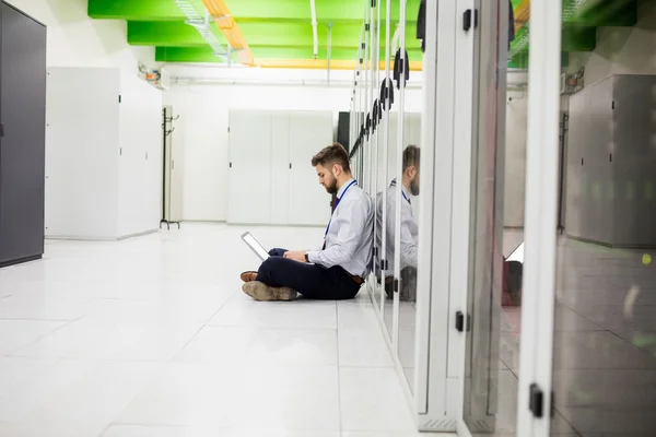 Technician using laptop — Stock Photo, Image