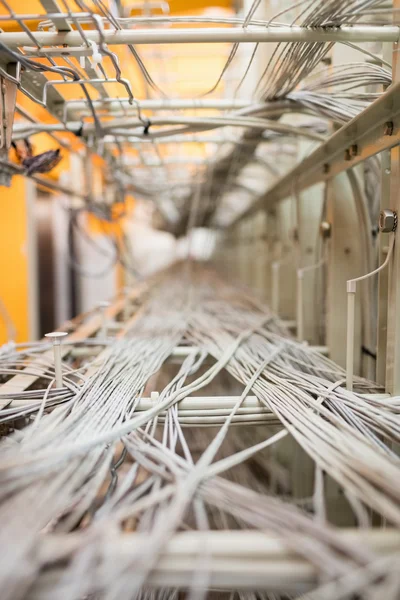 Primer plano de cables y cables en el casillero del servidor — Foto de Stock