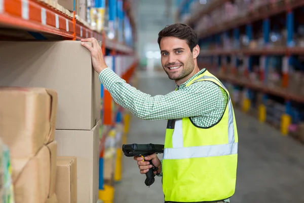 Scatola di scansione del lavoratore del magazzino — Foto Stock