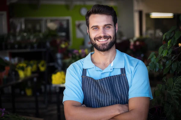 Fiorista sorridente nel negozio di fiori — Foto Stock