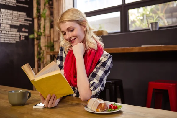 Mooie vrouw die boek leest — Stockfoto