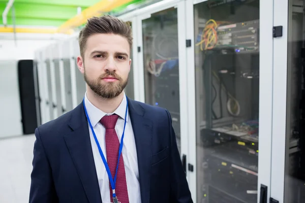 Technicien debout dans une salle de serveurs — Photo