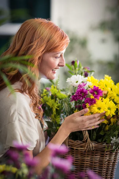 Florist anläggning korg med blommor — Stockfoto