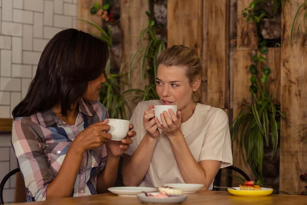 Amigos do sexo feminino tomando café — Fotografia de Stock