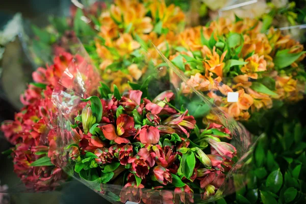 Buquê de flores na loja de flores — Fotografia de Stock