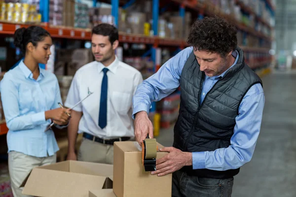 Warehouse workers preparing shipment — Stock Photo, Image