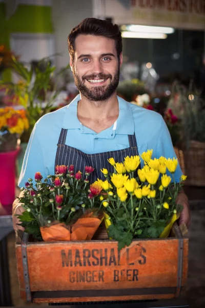 Florist holding crate of flower bouquet — ストック写真