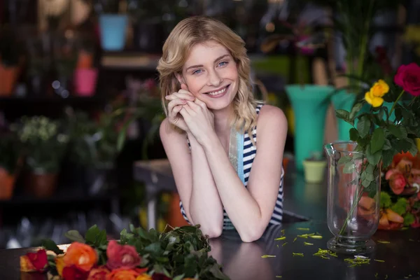 Female florist leaning in flower shop — Stock fotografie