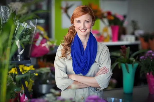 Floristería de pie con los brazos cruzados en la tienda —  Fotos de Stock