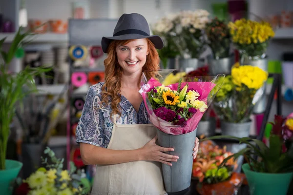 Флорист тримає квіткову вазу — стокове фото