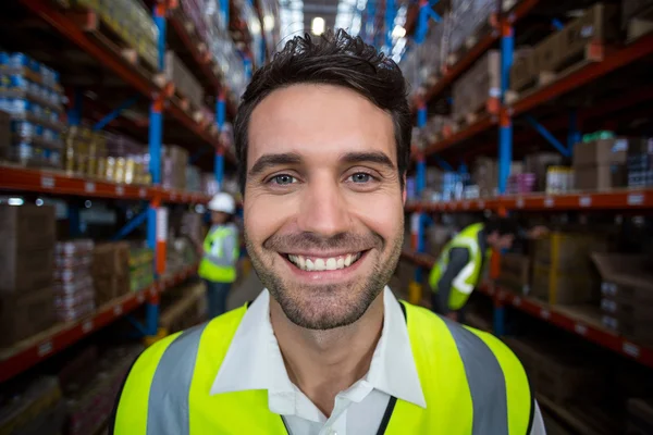 Warehouse worker holding clipboard — Stock Photo, Image