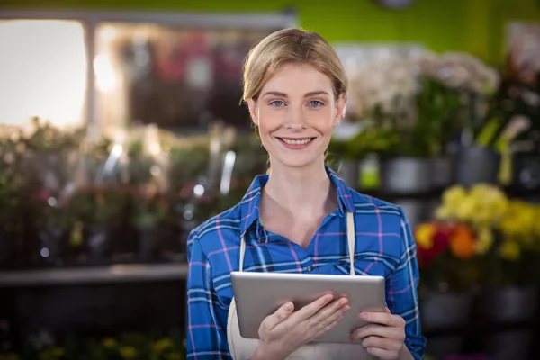 Női virágkötő üzemben digitális tabletta — Stock Fotó