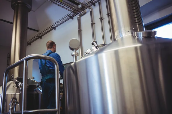 Fabricante trabajando en cervecería — Foto de Stock