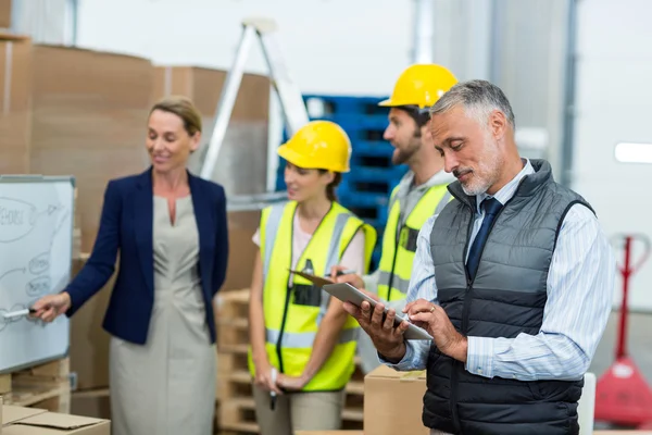 Administrador de almacén usando tableta digital — Foto de Stock