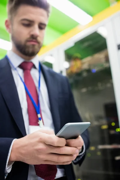 Tekniker med hjälp av mobiltelefon — Stockfoto