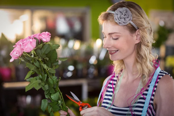 Floristería femenina preparando ramo de flores —  Fotos de Stock