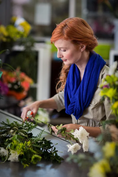 Florist trimming flower stem — Stockfoto