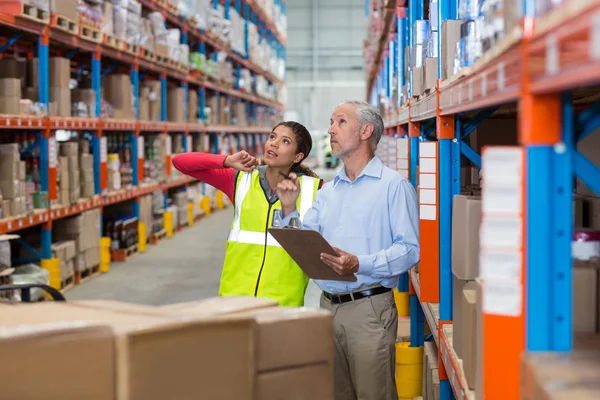 Warehouse manager and worker interacting — Stock Photo, Image