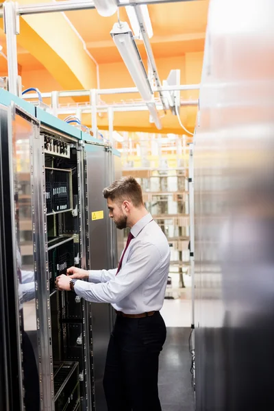 Technician examining server — Stock Photo, Image