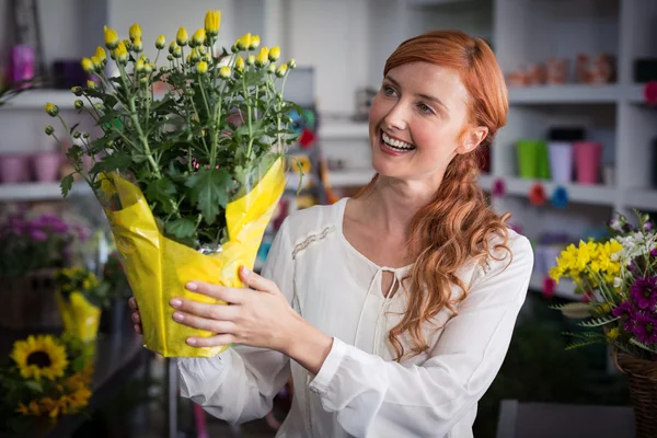 Floristería sosteniendo ramo de flores — Foto de Stock