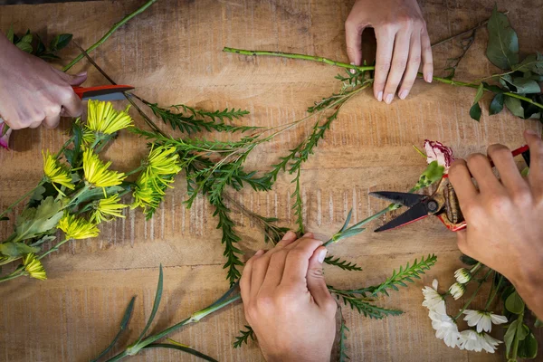 Hands of florists preparing flower bouquet — ストック写真