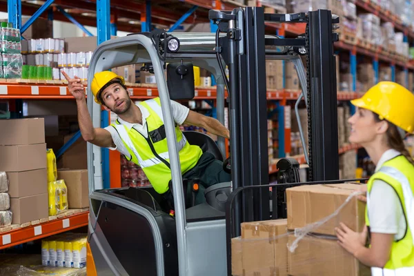 Trabajador masculino usando carretilla elevadora — Foto de Stock