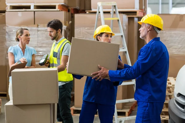 Levering werknemer lossen kartonnen dozen — Stockfoto