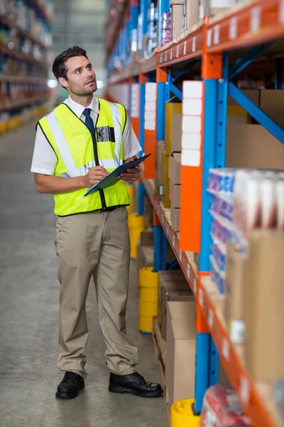 Warehouse manager looking at packages — Stock Photo, Image