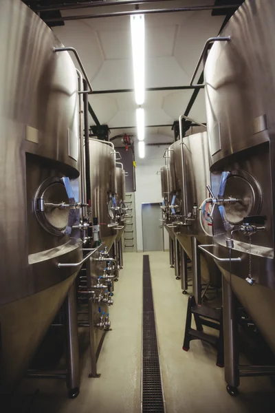 Производственное оборудование на пивоваренном заводе — стоковое фото